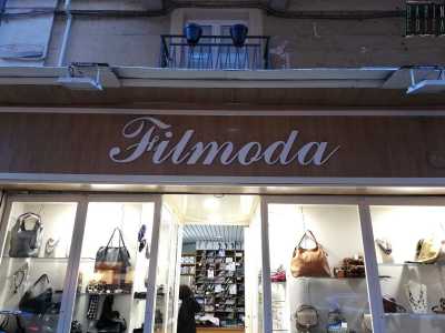 La catena �Filmoda� conta oggi quattro punti vendita in citt�, gestiti da sette fratelli. I due pi� anziani sono Nicolangelo e Giovanni De Tullio, che nel 1957 aprirono il primo esercizio commerciale in via Manzoni, quasi ad angolo con via Principe Amedeo